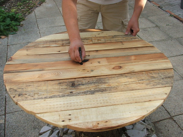 Etape 19 : Marquer au feutre l’emplacement des quatre trous sur le dessus de la souche du tronc.