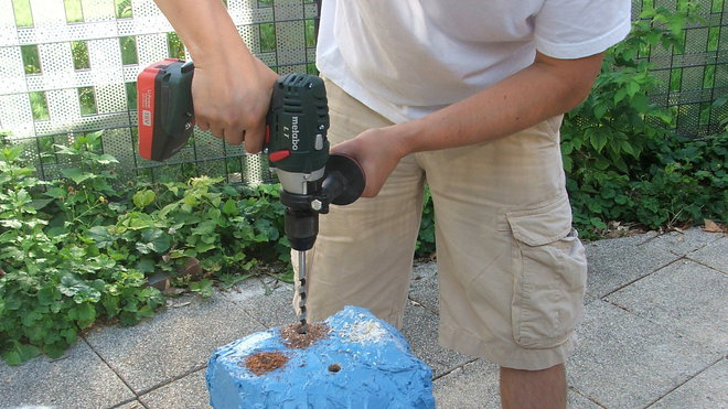 Etape 20 : Percer les quatre trous à la perceuse électrique avec un forêt à bois de longueur 10 cm ; pour davantage de puissance, mettre la perceuse en mode percussion.