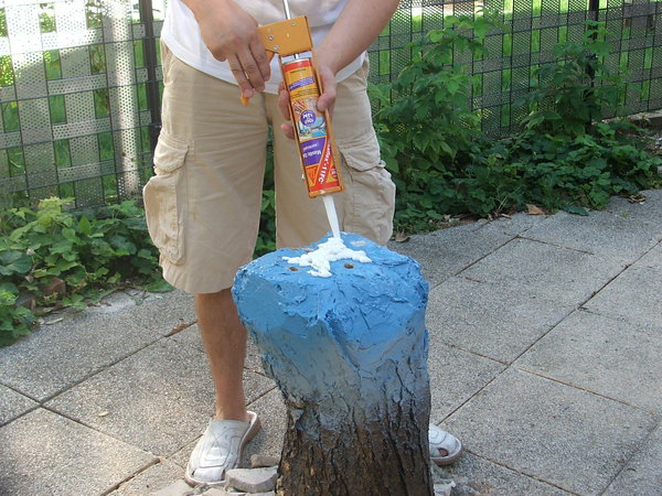 Etape 21 : Appliquer sur le dessus de la souche du tronc une colle forte multi-usages, sans en mettre dans les trous percés.