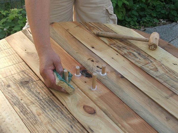 Etape 24 : Essuyer l’excédant de colle à bois au niveau de la base des tourillons, avec une éponge légèrement imbibée d’eau.