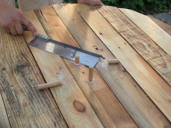 Etape 25 : Araser le surplus de chaque tourillon avec une scie à araser.