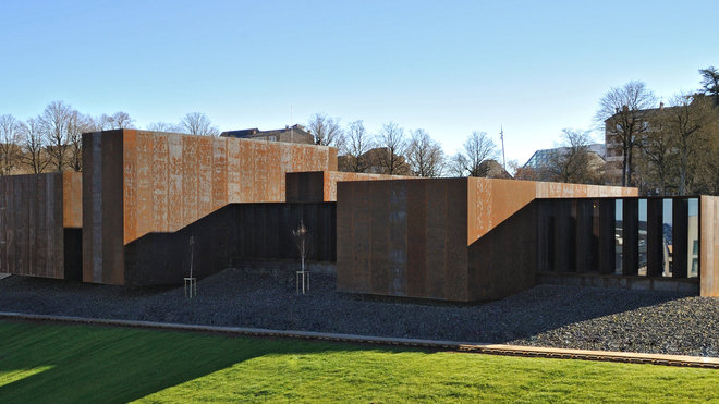 Les blocs monolithiques, pourtant bien ancrés dans le sol, semblent à la recherche d’un équilibre sur le sol. Les blocs monolithiques, pourtant bien ancrés dans le sol, semblent à la recherche d’un équilibre sur le sol.