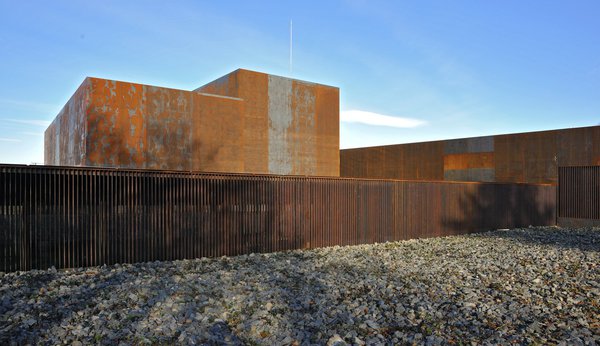 L’aspect minéral du site se fond avec l’acier Corten traité en une masse imposante.