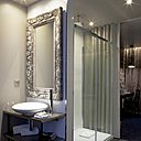 Les salles de bains sont toutes semi-ouvertes sur les chambres.