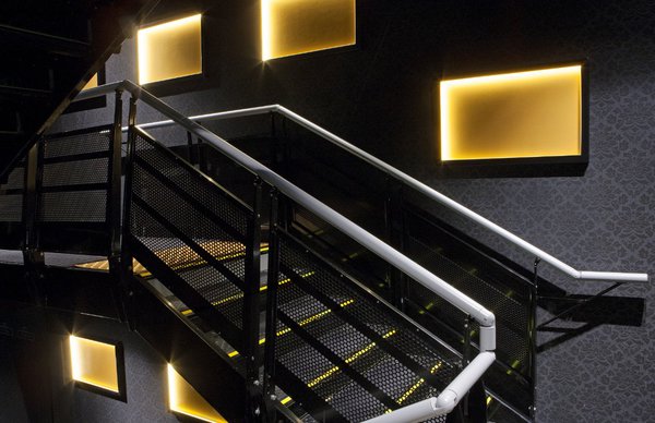 L’escalier se veut résolument industriel.