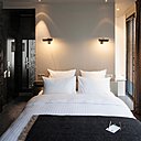 Des couleurs sobres et masculines dominent dans les 66 chambres.