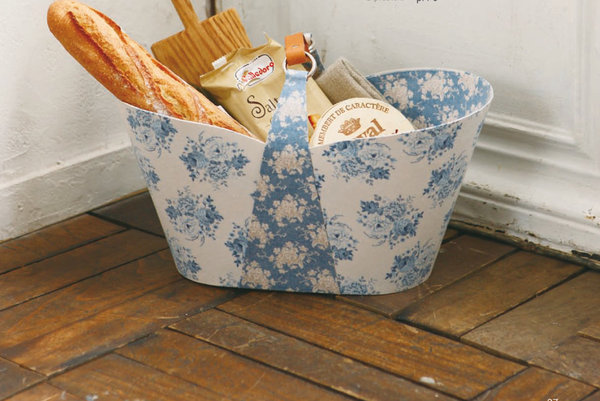 Un cabas chic pour faire son marché réalisé en 2 motifs de tissus Tilda dans les tons de bleu.