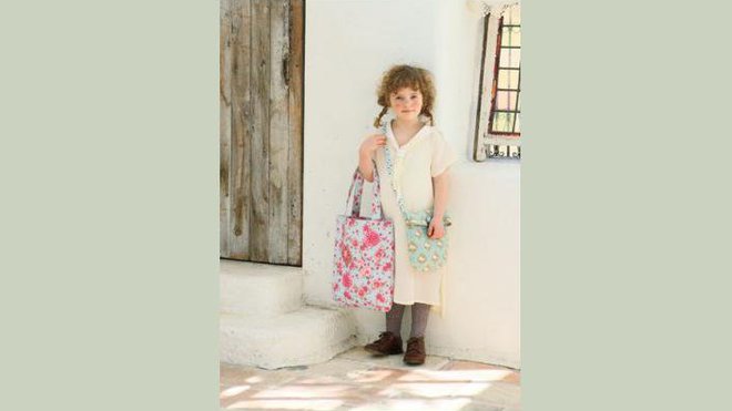 Réaliser un joli sac en tissu Tilda pour une adorable petite fille.