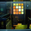 Ambiance chaleureuse donnée par les carreaux de couleurs des ateliers donnant sur les coursives.