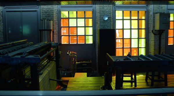 Ambiance chaleureuse donnée par les carreaux de couleurs des ateliers donnant sur les coursives.