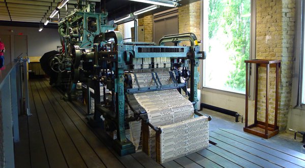 Machine Jacquard et ses cartons perforés ont inspiré les architectes pour la façade de verre sérigraphiée.