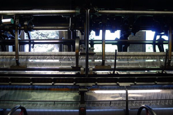 Le Métier Leavers est actionné par un tullier surveillant la production et le bon déroulement de fabrication.