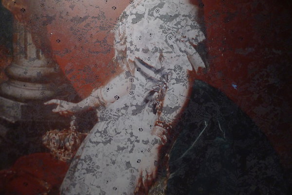 Reproduction d'un tableau ancien d'une femme en robe de dentelle serigraphié sur plexiglas.