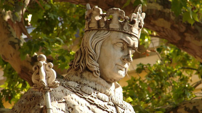Inaugurée en 1823, la statue du roi René de David d'Angers se trouve à l’extrémité est du cours Mirabeau à Aix-en-Provence.