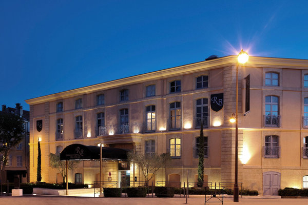Hôtel 4 étoiles, le Grand Hôtel du Roi René au cœur de la ville de Cézanne.