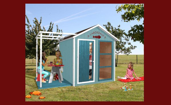Une maisonnette façon cabine de plage avec une pergola. En sapin blanc du Nord. Surface de la cabane 2,20 m². Surface de la pergola 1,41 m². Se compose d'un plancher, d'une porte pleine, de deux fenêtres avec 3 carreaux fixes, d'un toit en feutre bitumineux. L 260 x 175 x H 180 cm. A peindre soi-même. 619 €. Cabane Ethan. Delamaison.fr