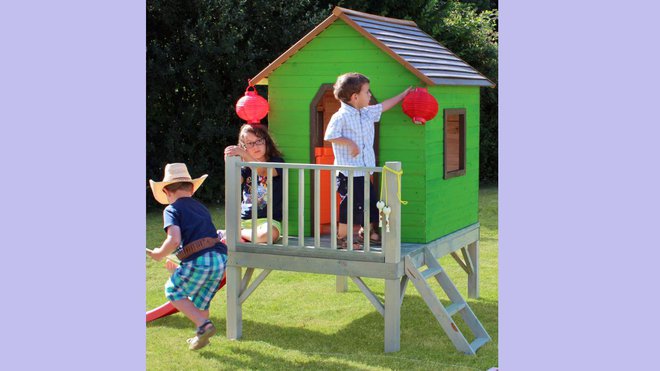 Une maisonnette sur pilotis avec un toboggan en prime. En sapin blanc, elle s’élève à 0,59 m du sol. Surface 2,4 m². L 1,60 x 1,50 x H 2 m 379 €. Cabane Maxence de Soulet. Delamaison.fr