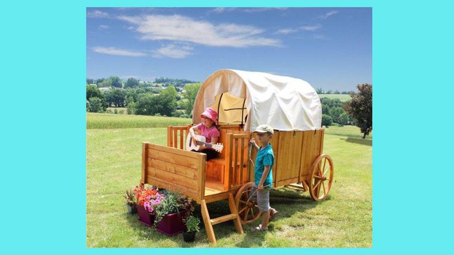 Façon chariot de pionniers dans le Grand Ouest, un chariot en bois brut de sapin blanc du Nord certifié FSC, à peindre. Il est équipé de 4 roues fixes et bénéficie de 3 accès, 2 à l'avant et 1 à l'arrière par une échelle en bois. Toit en toile fixée sur des arceaux en métal. Surface 4,37 m². Hauteur des pilotis 0,45 m. L 2,65 x 1,65 x H 2 m 799 €. Chariot en bois Jessy. Soulet chez La Redoute.
