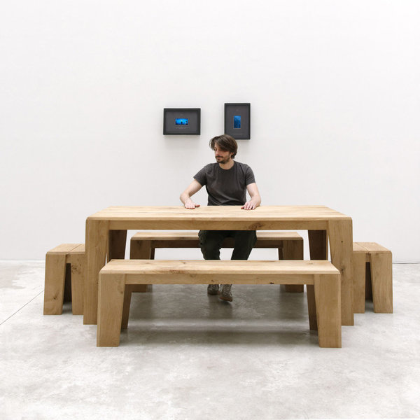 Une version contemporaine de la table 8 personnes B.U.D. est exposée à la galerie Michel Rein, dans le 3e arrondissement de Paris.