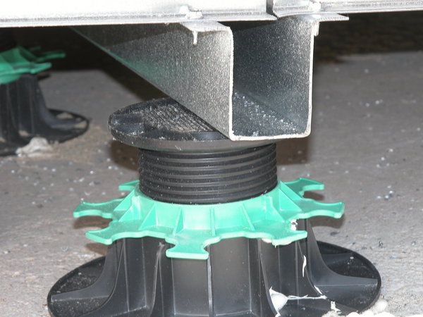 Etape 2 : Réglage de plots. Vous réglez ensuite l’horizontalité en agissant sur les plots pour un aplomb précis de l’ouvrage. Il est recommandé de conserver une légère pente, pour faciliter l’écoulement des eaux pluviales.