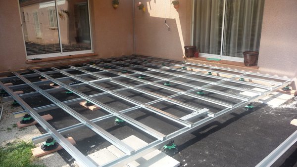 Etape 3 : Placement les lambourdes sur les Omega 35. Vissez la première lambourde dans les poutres porteuses, perpendiculairement au futur sens de pose des lames, à gauche ou à droite de la terrasse.