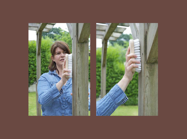 Etape 1 : Brossez toute la surface des montants de bois de votre pergola pour retirer les impuretés.