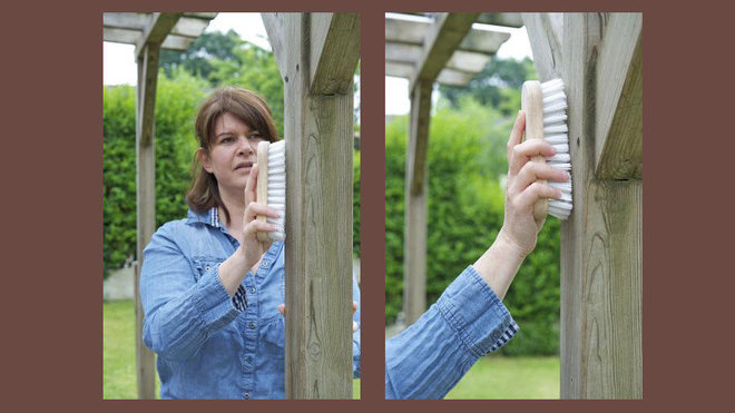 Etape 1 : Brossez toute la surface des montants de bois de votre pergola pour retirer les impuretés. Etape 1 : Brossez toute la surface des montants de bois de votre pergola pour retirer les impuretés.