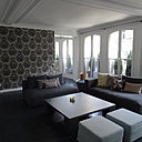 La cloison recouverte de papier-peint (Farrow and Ball) cache le conduit de l’ancienne cheminée.