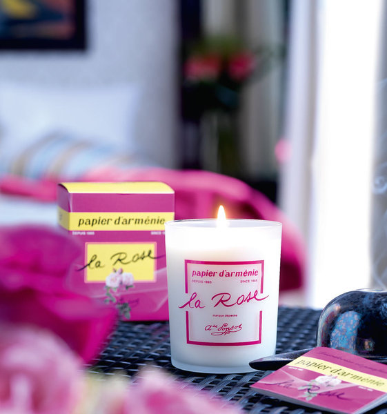La bougie « la Rose » pour une restitution du parfum délicat du carnet « la Rose ».