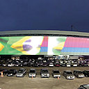 L’écran géant sur la façade du stade affiche aussi bien des images que des vidéos. L’écran géant sur la façade du stade affiche aussi bien des images que des vidéos.