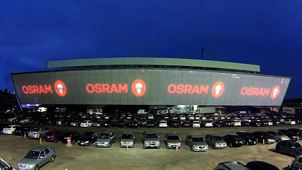 Quatre autres écrans Led se trouvent à l’intérieur du stade. Leur surface de 30 mètres de long sur 7,5 de hauteur affiche le score et diffuse ralentis et interviews en haute définition.