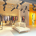 Lumineuse et brut, la boutique Mix and Match ressemble à un patchwork. Certains murs, laissés en l’état, se retrouvent à côté d’autres recouverts de feuille d’or, évoquant le baroque et l’extravagance de la Maison Lacroix. Des projecteurs ont été installés au plafond, pour mette en valeur les créations de la Maison Lacroix, emblème de la couleur et du luxe français.