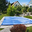 Cette couverture conforme à la norme NF P 90-308 est enduite de PVC sur les deux faces et traitée anti-UV. Son enroulement est facilité par la manivelle démultipliée. Couverture Coverwat. Waterair.