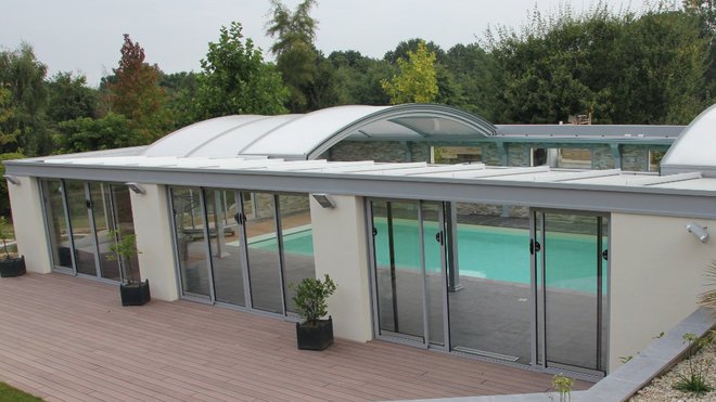Un abri de piscine, conforme à la norme NF 90 309, qui fait office de véritable pièce à vivre. Abri Dôme. UP.