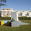 Les adultes y verront des bancs propices à la détente, alors que les enfants s’approprieront un nouvel espace de jeux sur lequel grimper. Exposition Géométries variables du Cabanon Vertical, Quartier Saint-Jean, Parc Leblanc, Beauvais, 2014.