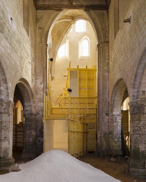 Le cheminement pour accéder à la chapelle en ruines longe le portail d’origine. Exposition Géométries variables du Cabanon Vertical, Maladrerie Saint-Lazare, Beauvais, 2014.