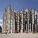 Posée au sol, la sculpture en bois rouge symbolise la vie en mouvement. Exposition Géométries variables du Cabanon Vertical, Cathédrale Saint-Pierre, Beauvais, 2014.