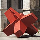 Dans cœur historique de Beauvais, la forme inattendue de la sculpture provoque des réflexions et des usages inédits. Exposition Géométries variables du Cabanon Vertical, Cathédrale Saint-Pierre, Beauvais, 2014.