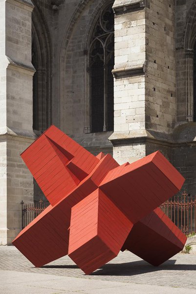 Dans cœur historique de Beauvais, la forme inattendue de la sculpture provoque des réflexions et des usages inédits. Exposition Géométries variables du Cabanon Vertical, Cathédrale Saint-Pierre, Beauvais, 2014.