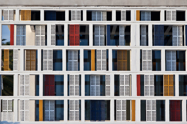 Une partie de la façade est composée de panneaux ajourés qui filtrent la lumière selon les heures de la journée.