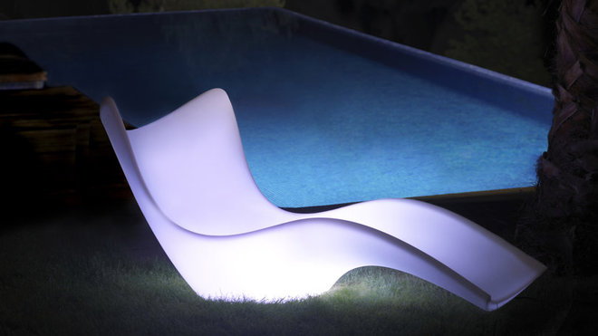 En polyéthylène blanc, cette chaise longue s'illumine la nuit grâce à une ampoule. L 200 x 90 x 90 cm. A partir de 720 €.Chaise longue Surf. Vondom.