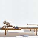 Cette chaise longue en teck de Java est équipée d'une tablette pour poser son verre ou son livre de l’été. L 206 x 84,5 cm. 1595 €. Vis-à-Vis. Tribu chez Saisons.