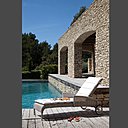 Un petit air rétro pour ce bain de soleil en résine synthétique imitation rotin. Cadre en aluminium laqué. L 192 x 75 x 90 cm. 1050 €. Bain de soleil Safi. Vincent Sheppard chez Saisons.