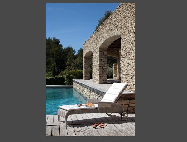 Un petit air rétro pour ce bain de soleil en résine synthétique imitation rotin. Cadre en aluminium laqué. L 192 x 75 x 90 cm. 1050 €. Bain de soleil Safi. Vincent Sheppard chez Saisons.