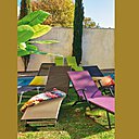 Très léger, ce bain de soleil en aluminium noir est habillé d'une toile plastifiée résistante aux UV. Dossier réglable en 4 positions pour un confort optimal. L 133 x 58,5  cm. 89 €. Bain de soleil Cola. Alinéa.