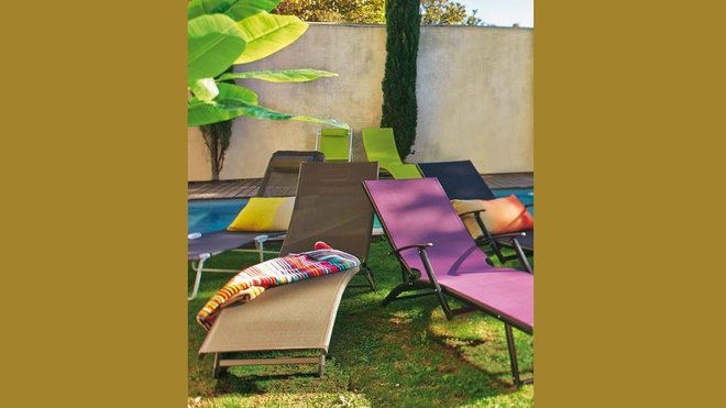 Très léger, ce bain de soleil en aluminium noir est habillé d'une toile plastifiée résistante aux UV. Dossier réglable en 4 positions pour un confort optimal. L 133 x 58,5  cm. 89 €. Bain de soleil Cola. Alinéa.