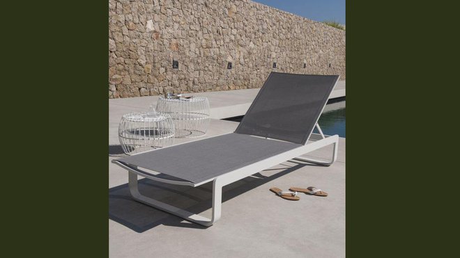 Des lignes simples et élégantes pour ce bain de soleil en aluminium finition époxy et toile 70 % PVC 30% polyester. L 198 x 69 cm. 299 €. Bain de soleil Bellco. Blooma chez Castorama.