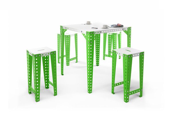 Breveté en  1901, l'originalité du Meccano est le pas constant des trous pour l'assemblage qui se fait au moyen de vis et d'écrous.