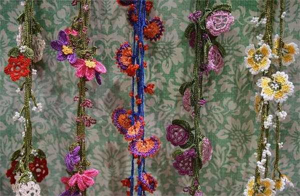 De nombreux modèles de colliers et bordures fleurissent sur Pinterest.