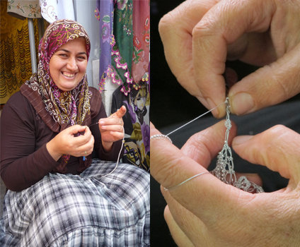 Femme d'Anatolie réalisant une bordure au crochet en Tig Oya.